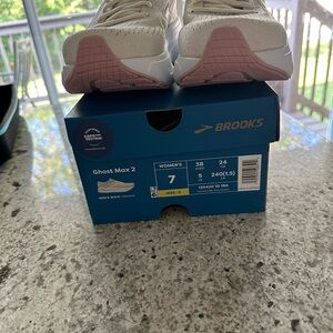 Brooks Ghost Max 2. Size 7 wide.